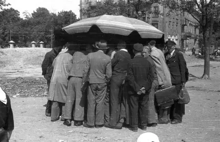 Gra w trzy karty lub ruletkę na warszawskiej ulicy