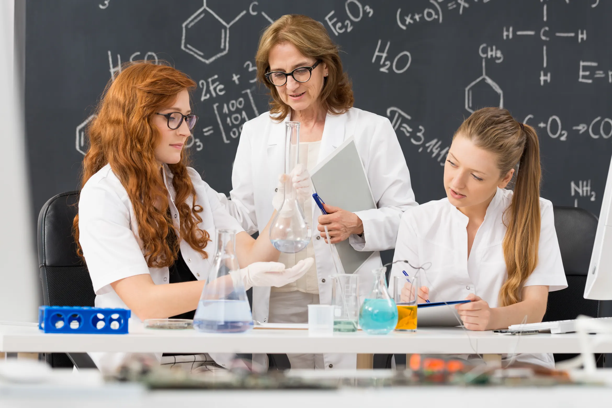 nauczyciel z uczniami