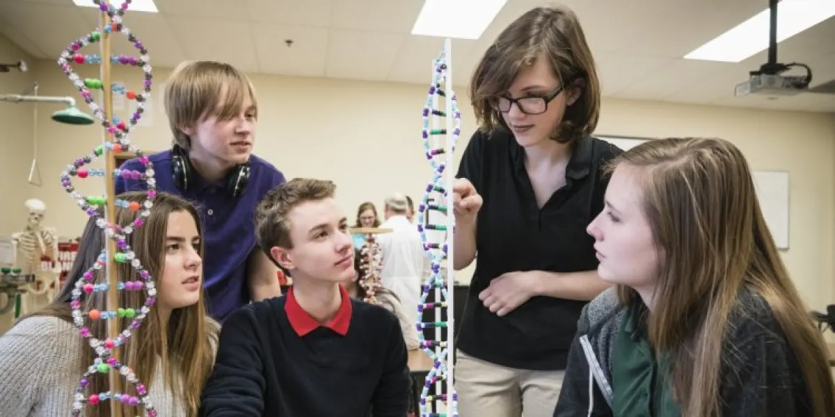 Zespół uczniów pracujący nad projektem.