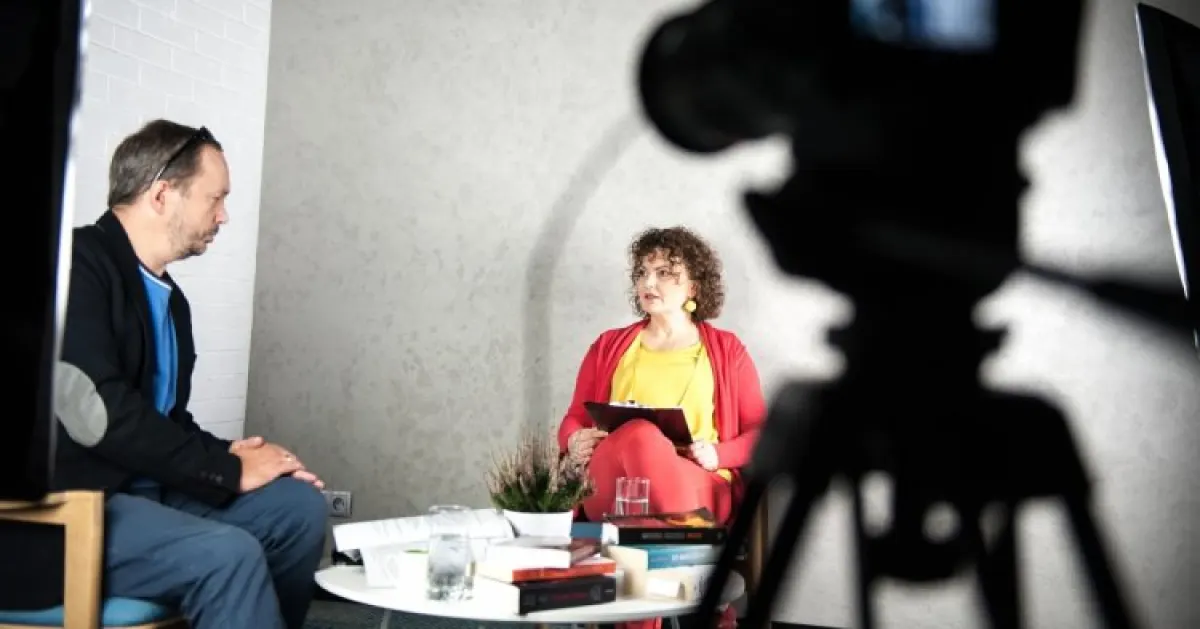 Dwie osoby w trakcie wywiadu.