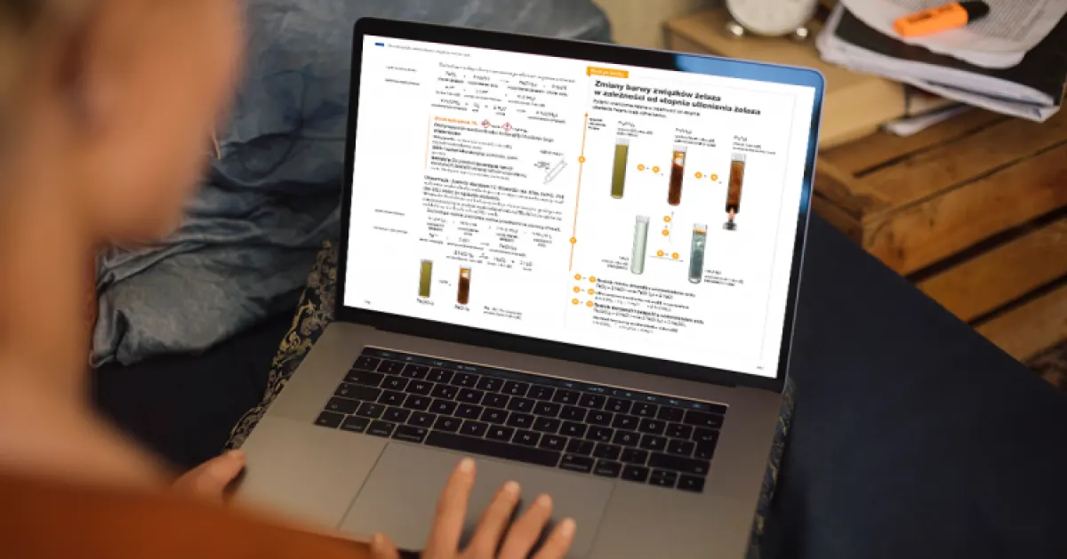 Ekran laptopa z podręcznikiem do chemii.