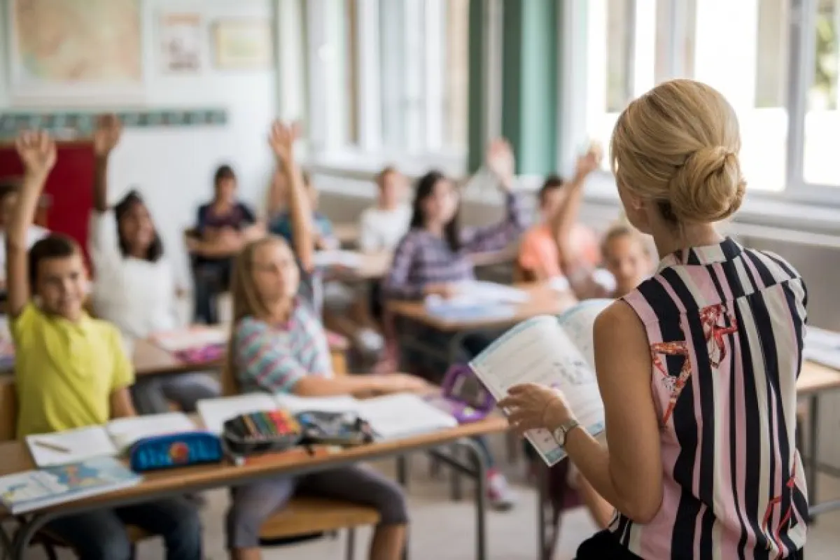 Wychowawczyni mówiąca do klasy.