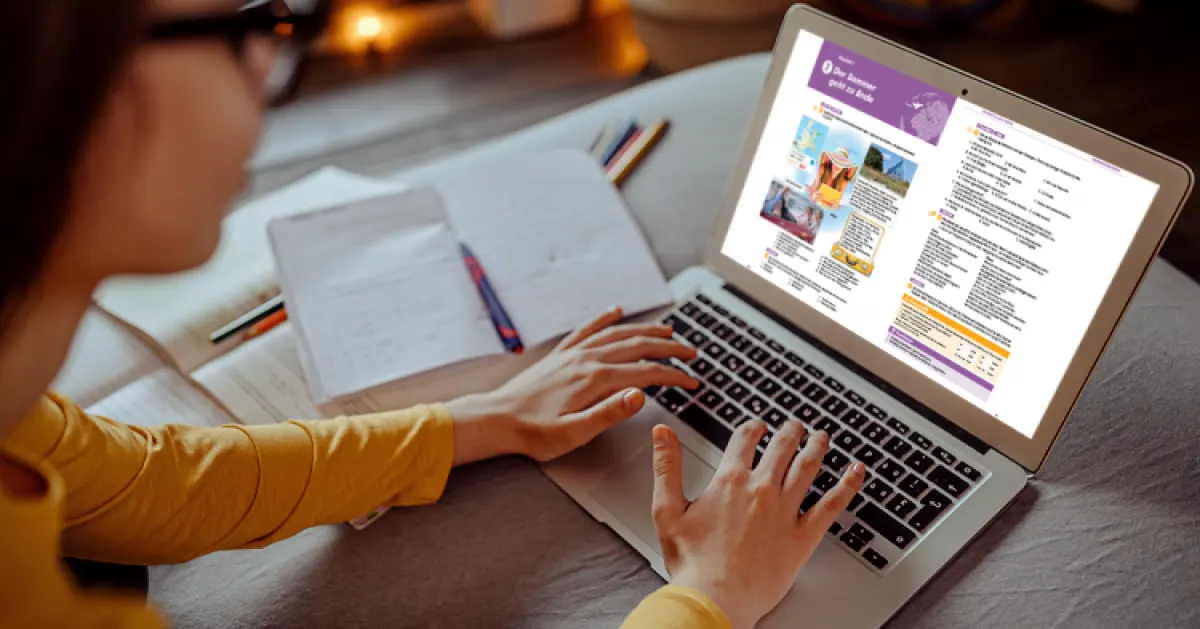 Ekran laptopa z podręcznikiem do języka niemieckiego.