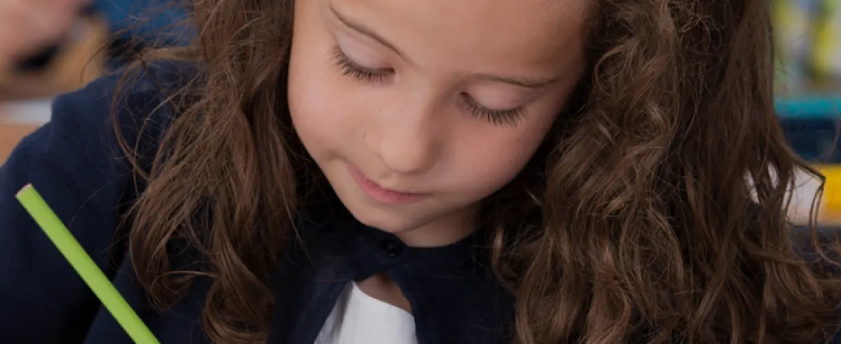 Pisząca młoda dziewczynka.