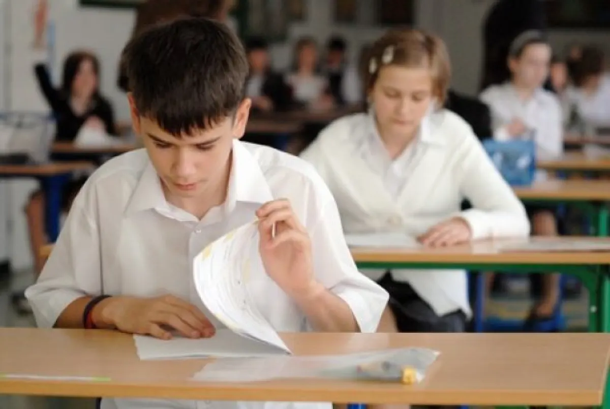 Chłopiec w trakcie egzaminu ósmoklasisty.