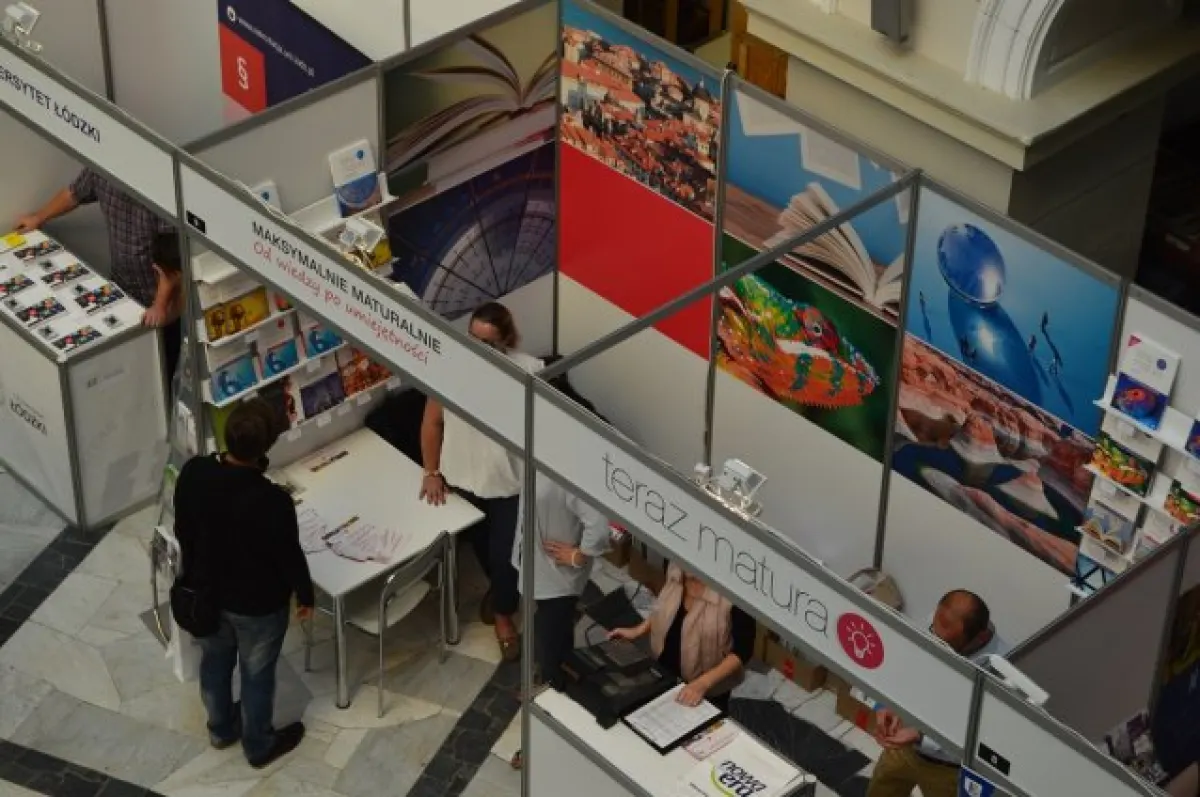 Stoiska na salonie maturzystów.