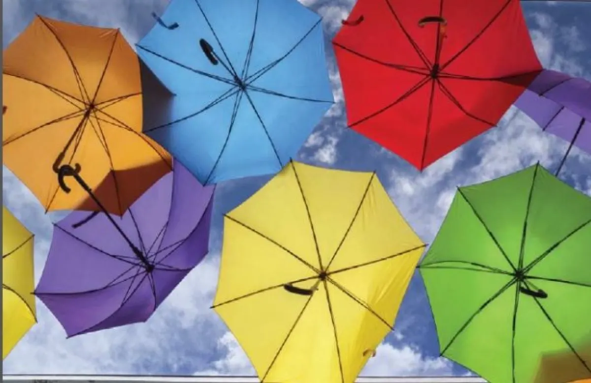 Kolorowe parasole na tle nieba.