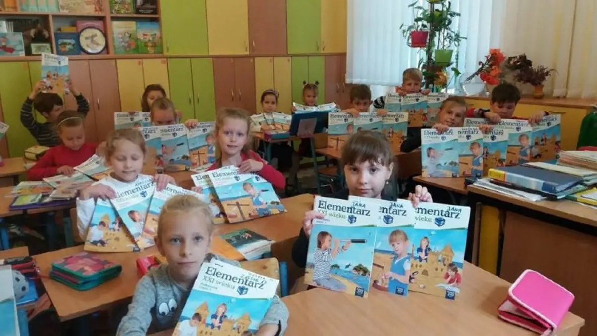 Dzieci z podręcznikami Nowej Ery w szkole we Lwowie.