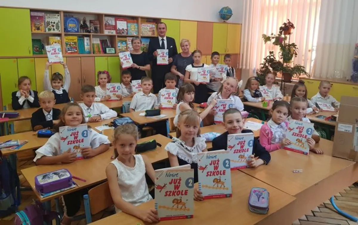 Klasa ze szkoły we Lwowie z podręcznikami.