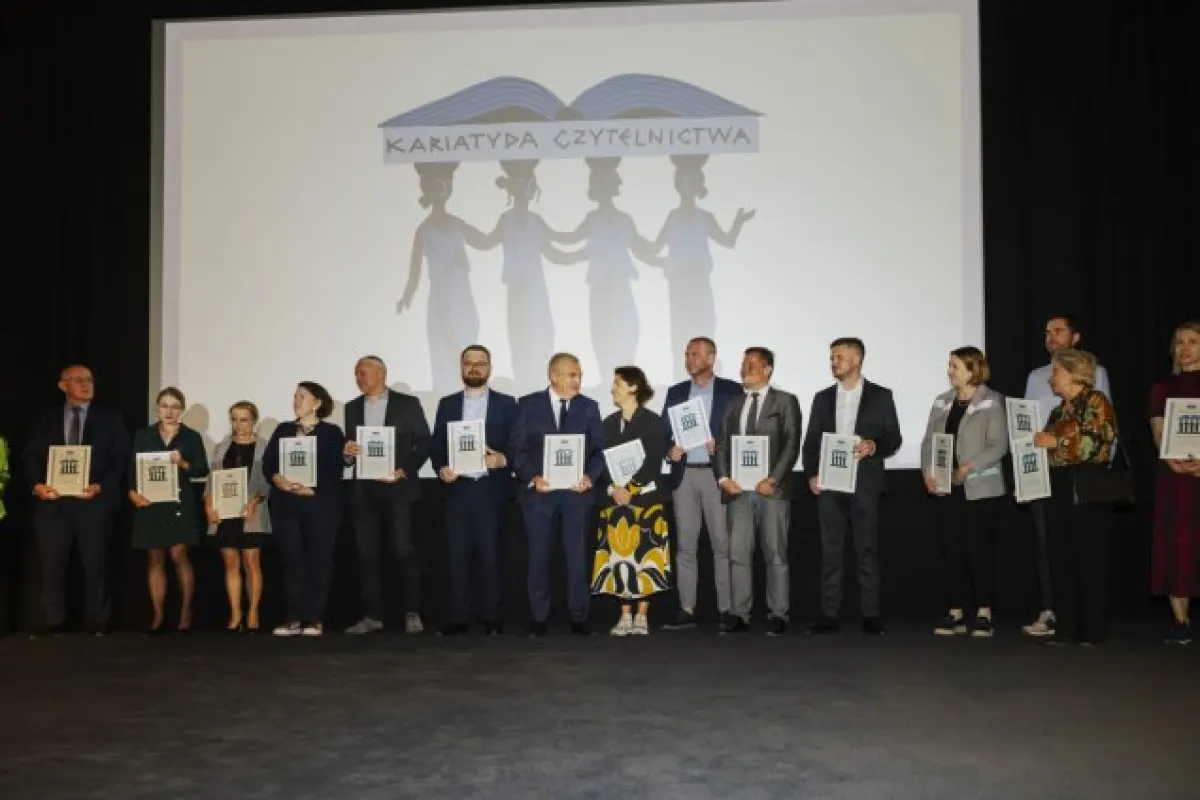 Zdjęcie grupowe osób członkowskich Fundacji Powszechnego Czytania.