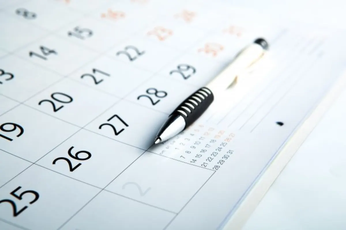 Kalendarz papierowy z długopisem.