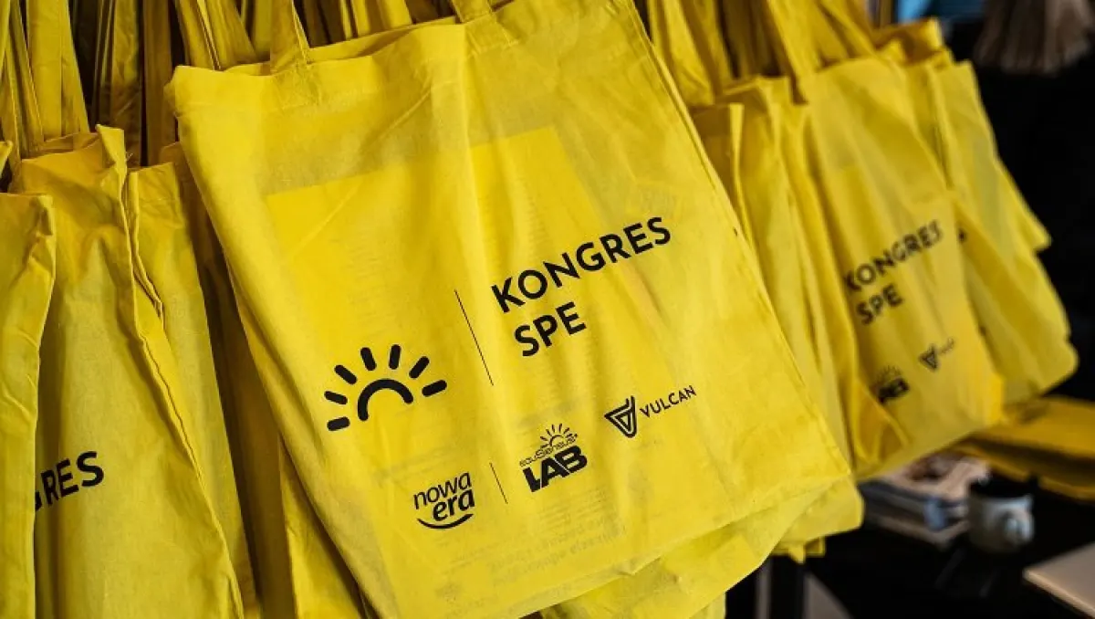 Żółte torby z logo Kongresu Specjalnych Potrzeb Edukacyjnych.