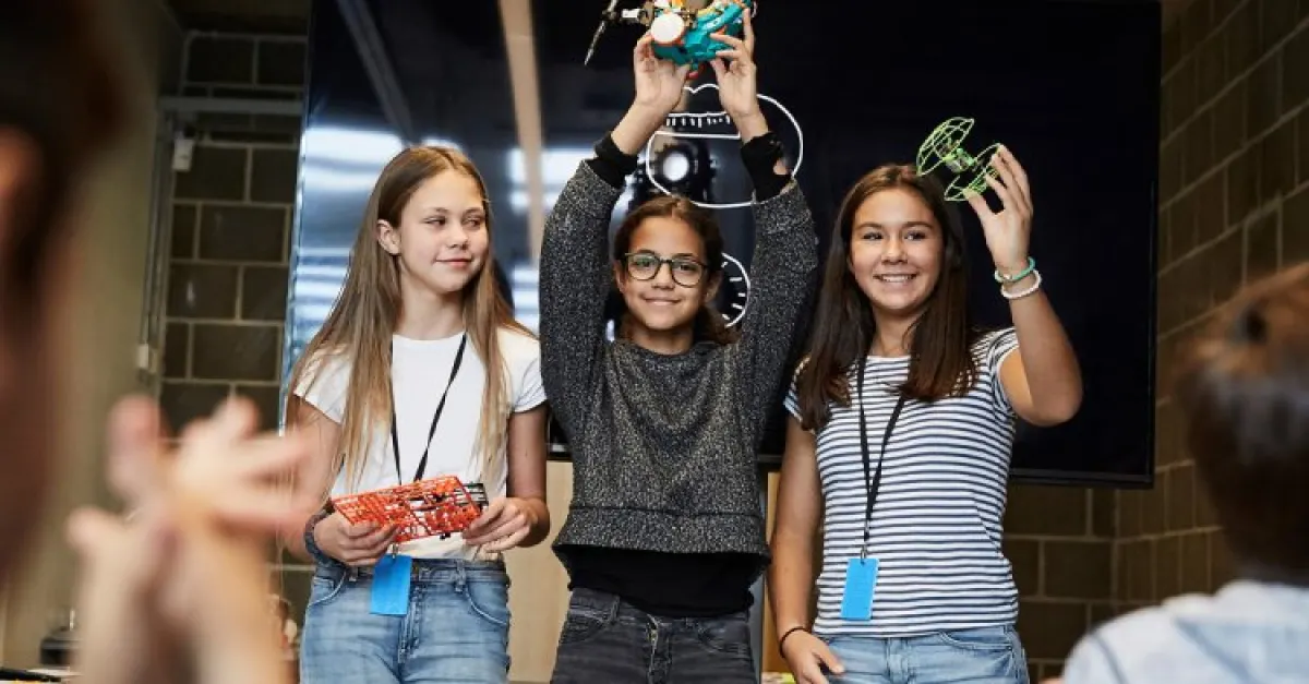 Zespół dziewczynek świętujących wygraną.