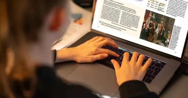 Ekran laptopa z podręcznikiem do historii.