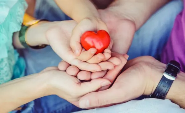 Dłonie trzymające jabłko.