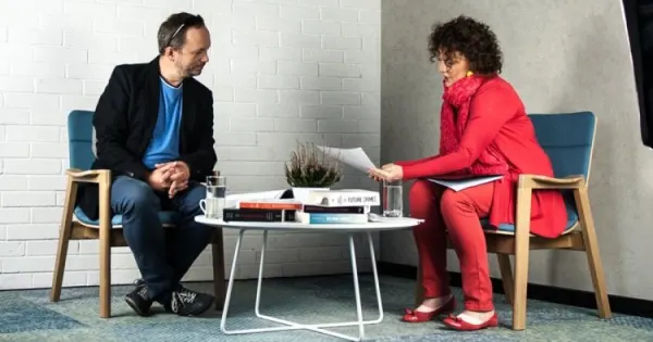 Dwie osoby w trakcie wywiadu.