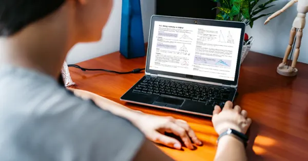 Ekran laptopa z podręcznikiem do matematyki.