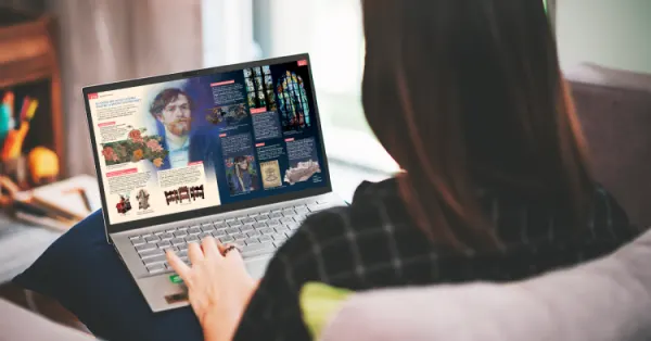 Ekran laptopa z podręcznikiem do języka polskiego.
