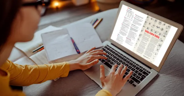 Ekran laptopa z podręcznikiem do języka angielskiego.