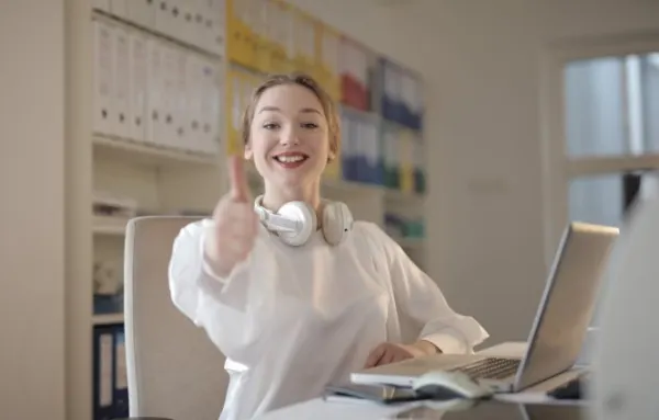Dziewczyna pokazująca kciuk w górę.