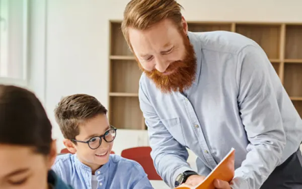 Nauczyciel z uczniami w klasie