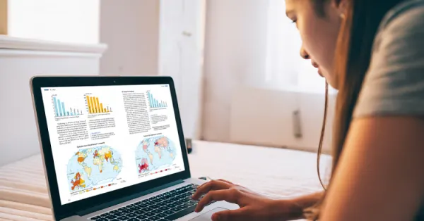 Ekran laptopa z podręcznikiem do geografii.